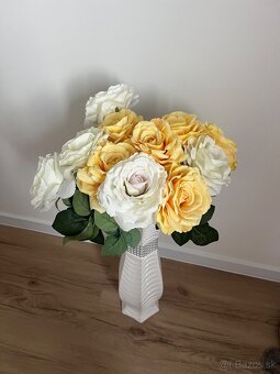 Biela vysoká váza aj s kvetmi - 2