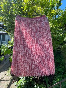 Plisovaná sukňa s aplikáciou kvetov - 2