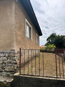 REZERVOVANÝ Rodinný dom v tichej obci Ráztoka - 2