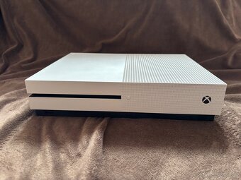 X box one S - 2