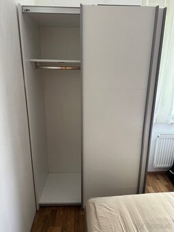 Skriňa biela s posuvnými dvermi - 2