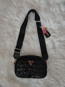 Kabelka Guess crossbody čierna lesklá - 2