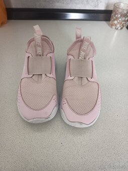 Predám dievčenske botasky Nike - 2