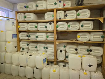 prázdne plastové kanistre - 2