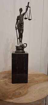 Justice bronz socha - 2