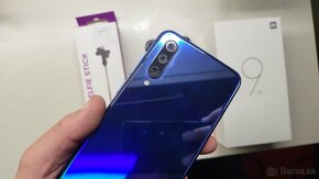 Xiaomi Mi9 SE dual 6/64GB + obal a selfie stick - 2