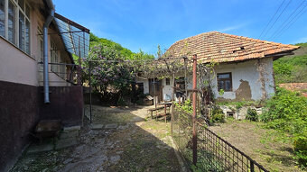 Na predaj rodinný dom + vedľajší dom v obci Pukanec - 2
