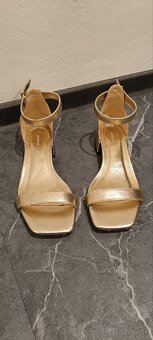 Zlaté sandálky - 2