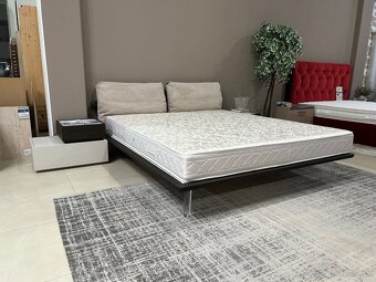 Moderná talianska posteľ PIUMA s KOMODAMI - 2