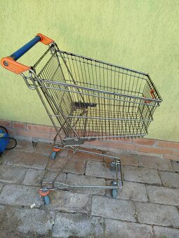 Voziky na kolieskach plastove a vozik kovovy - 2