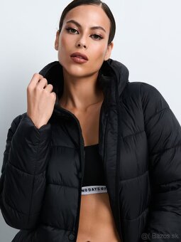 Prešívaný čierny kabát s opaskom má dvojitý zips s gombíkmi - 2