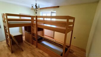 Poschodové postele z masívu s úložným priestorom a skrine. - 2