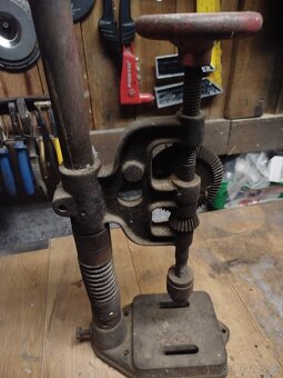 Stará ručná stojanová vrtačka - 2