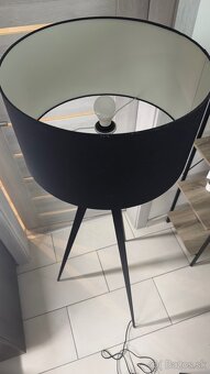 Stojaca lampa cierna - 2
