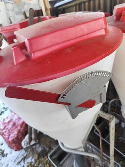 Krmitko so zásobníkom - 2