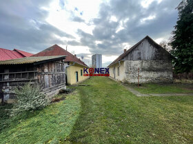 Dva staršie domy s veľkým pozemkom pri centre Michaloviec. - 2