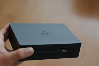 predám PlayStation 4 Pro + PS VR + HRY - 2