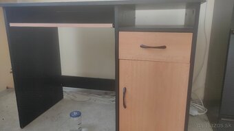 Stoly a stolíky a nábytkova stena, písacie stoly. - 2