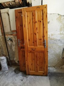 Staré dvere drevené masív. - 2