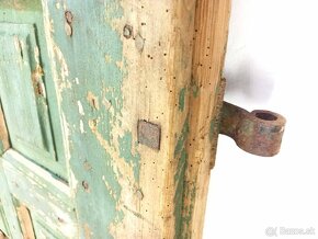 Staré drevené dvere s rúčkou - dekorácia na stenu - door - 2