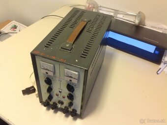 STABILIZOVANY ZDROJ A TESLA UNIVERZALNY VOLTMETER BM385E - 2