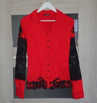 Červená blúzka s krajkou na rukávoch - 2