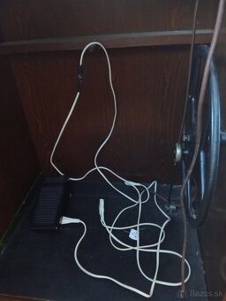 Predám funkčný šijací stroj Veritas - 2