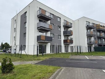 Nový priestor s pred-záhradkou a parkovacím miestom. Biely K - 2
