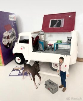 Schleich sanitka s krabicou - 2