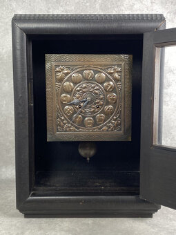 Secesné skrinkové hodiny s mosadzným tepaným ciferníkom , V - 2