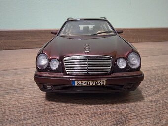 Mercedes Benz E320 S210 E-Klasse Model 1:18 - 2