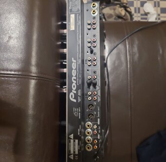 Profesionálny mixážny pult Pioneer DJM-3000
- 2