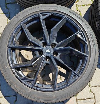 Hankook 265/40 R22 na elektrónoch ALutec - 2