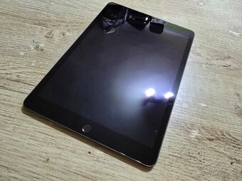 Ipad 7 32gb plnefunkcny ma len bezne znamky na ramiku ale zi - 2