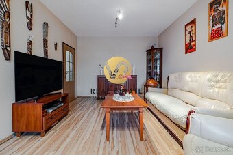 Na Predaj - priestranný 3-izbový byt (84 m²) s balkónom - Če - 2