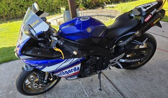 Yamaha R1 RN22 - 2