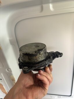Predám Vákuovú pumpu z bmw e39 - 2