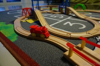 Drevená železnica s vláčikmi - 2