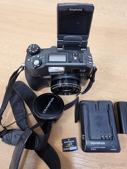 Olympus C-7070 Wide Zoom - 2