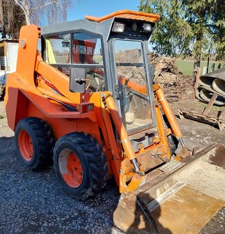 LOCUST L 753 nakladač smykový - 2