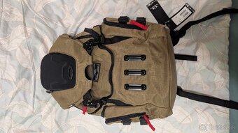 Predám úplne nový baťoh oakley 21l FOS901477-32 - 2