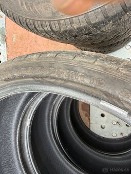 225/35R19 - 2