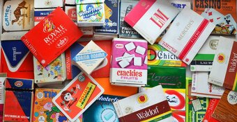 Predám rozsiahlu zbierku obalov zo žuvačiek . - 2