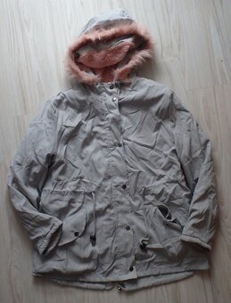 Šedá vetrovka s ružovou kožušinkou - 2