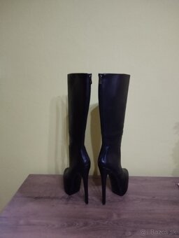 Nádherné čierne čižmy na vysokej platforme a na 18 cm podpät - 2