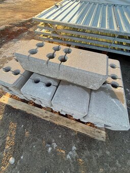 betónový podstavec 32 kg určený pre mobilné ploty - 2