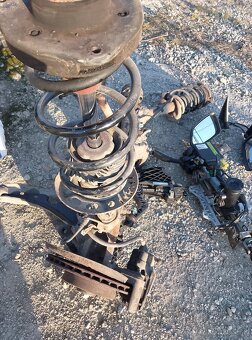 Predám nahradne diely na Škodu Octaviu 2 - 2