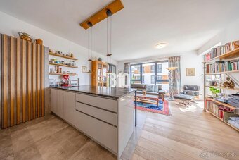 NOVÁ KOLIBA - ELEGANTNÝ 3IZBOVÝ BYT S TERASKOU V KVALITNOM R - 2
