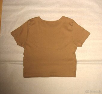 Hnedé crop top tričko s citátom. - 2