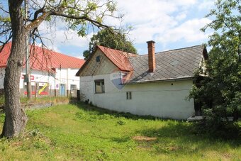 Starší dom na rekonštrukciu s veľkým pozemkom v Banskej Štia - 2